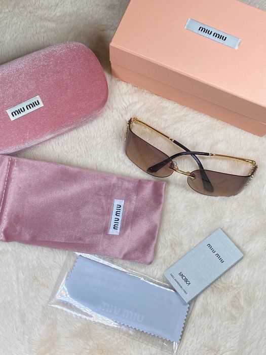Ochelari de soare Miu Miu | Accesoriile incluse