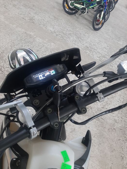 Мотоцикл эндуро , кроссовый мотоцикл.