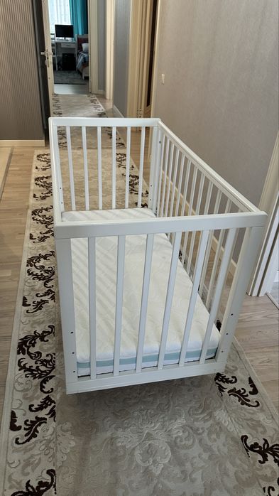 Детская кроватка , манеж белого цвета