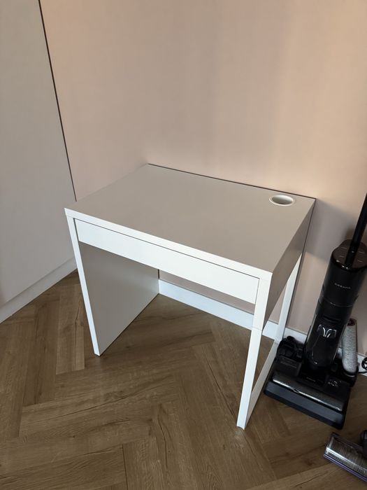 Продам стол микке икеа