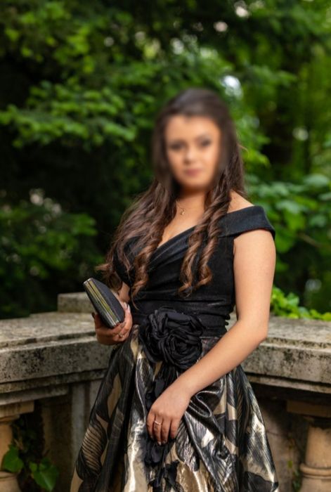 Абитуриентска рокля в златисто и черно с флорални мотиви