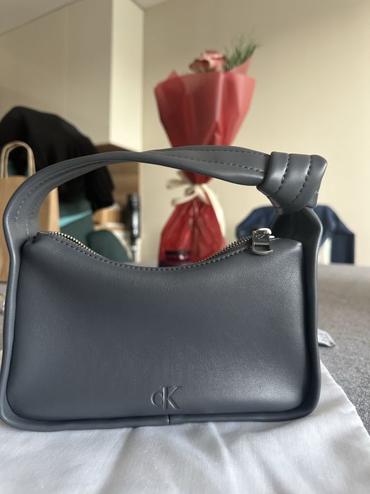 Сива чантичка Calvin Klein