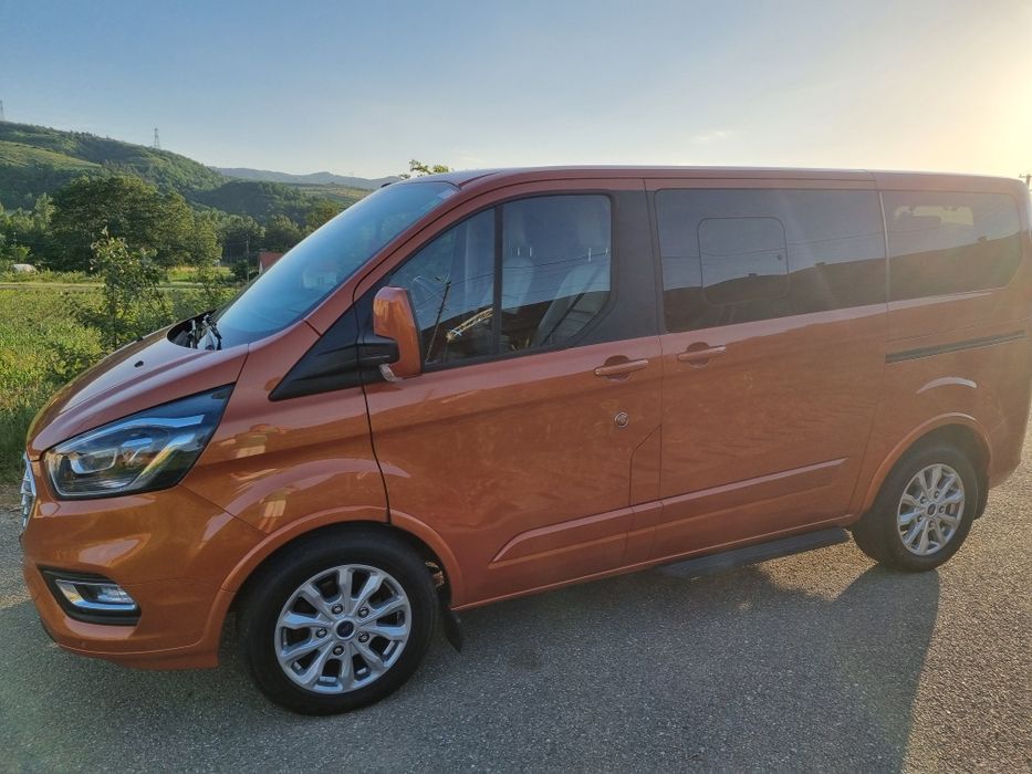 Inchiriez Ford Turneo Custom