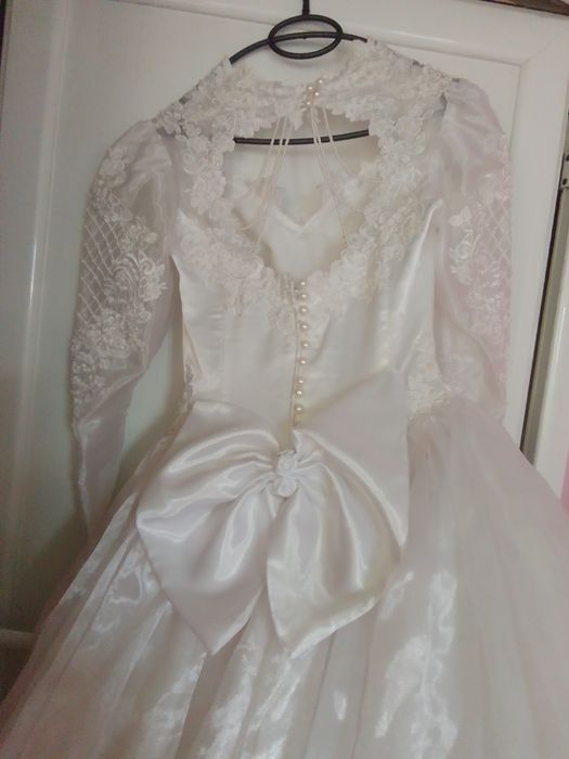Нова сватбената рокля с воал ,букет,чантичка, и аксес.за косата