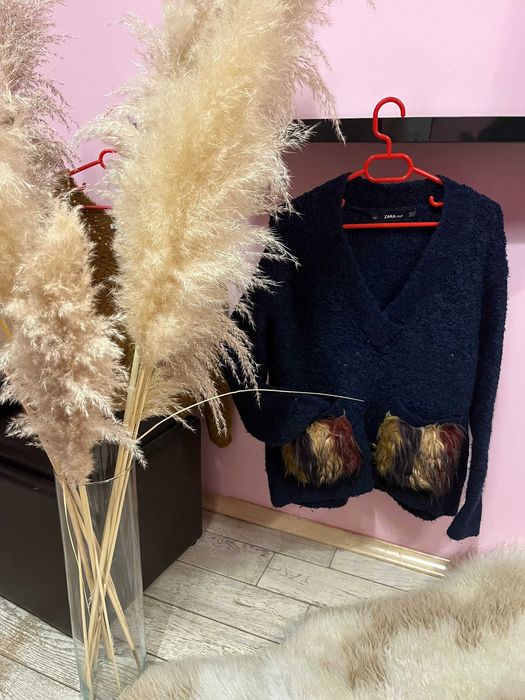 Дамски пуловер с пухени джобове