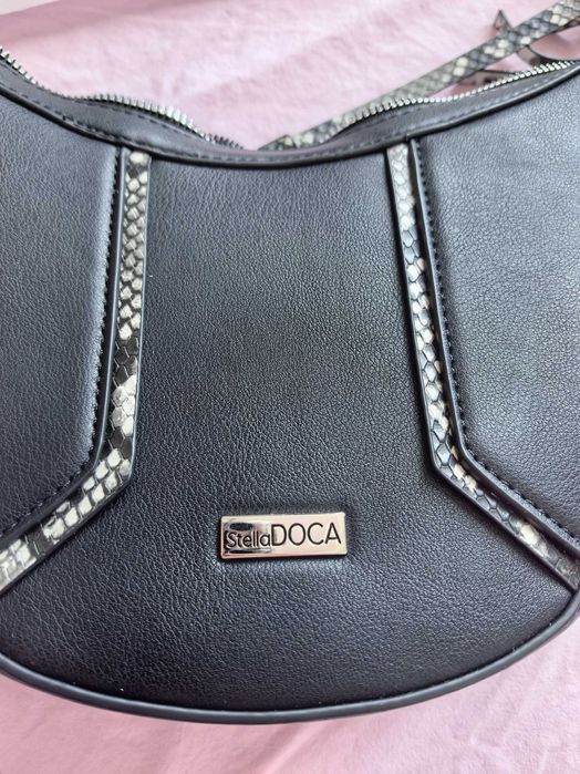 Малка черна чанта Doca
