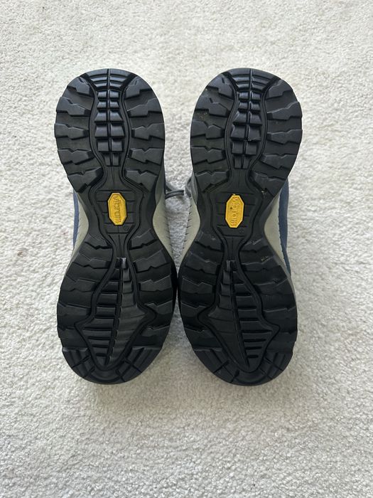 Aceasta este o pereche de pantofi Scarpa Mojito Mid GTX.