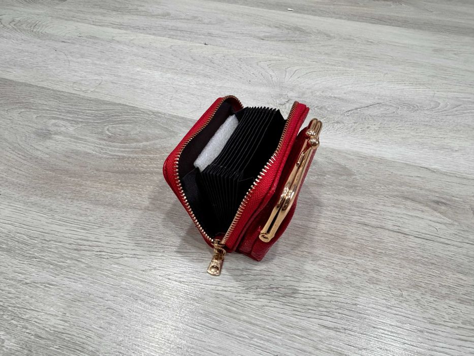 Червено дамско портмоне / малка чантичка с метална закопчалка