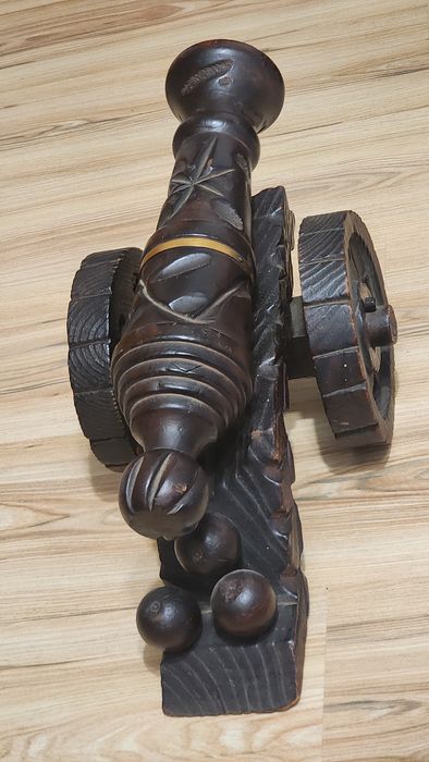 Figurina Tun din lemn sculptat