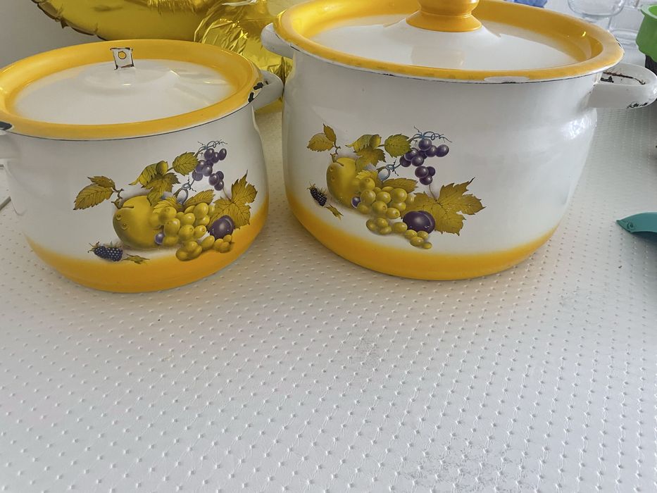 Кострюли эмалированные две один большой второй меньше