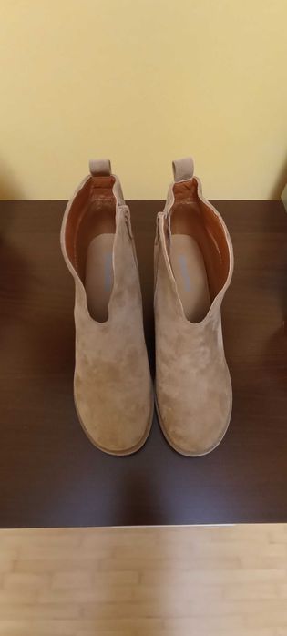 Botine noi  piele întoarsă