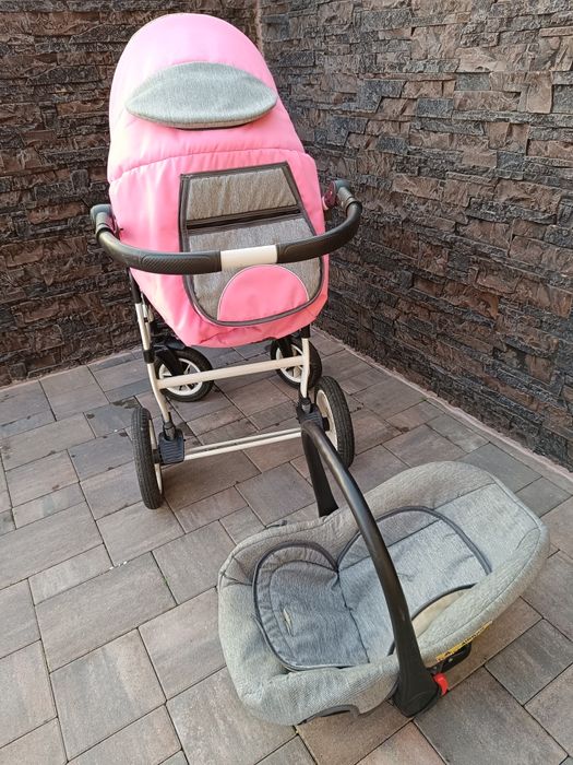 Vând cărucior vessanti 3 în 1