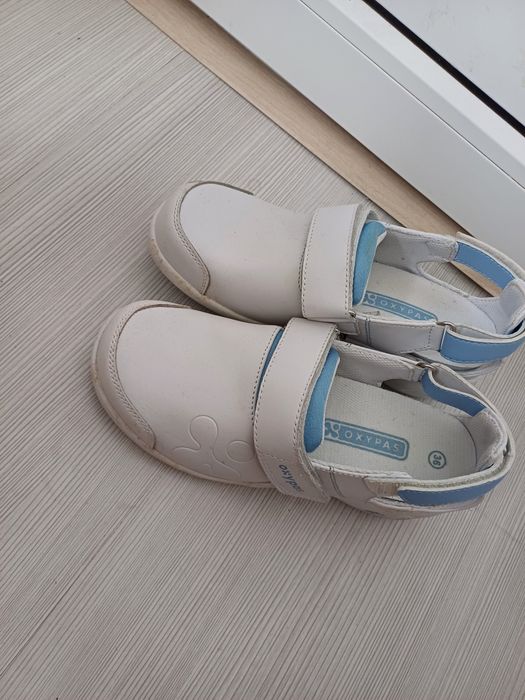 Papuci asistenta piele