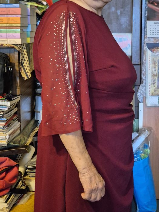 Продавам нови рокли.