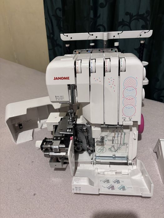 Продам оверлок Janome