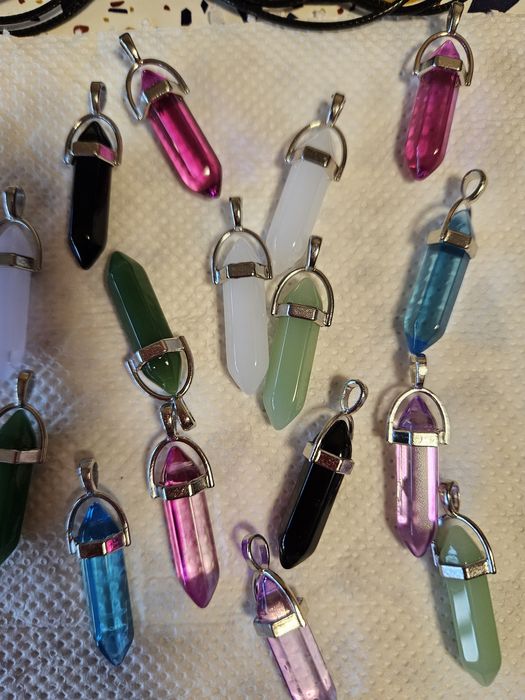 Vând set de 10 pandantive colorate