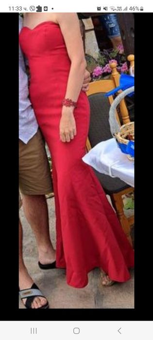 Дълга червена рокля