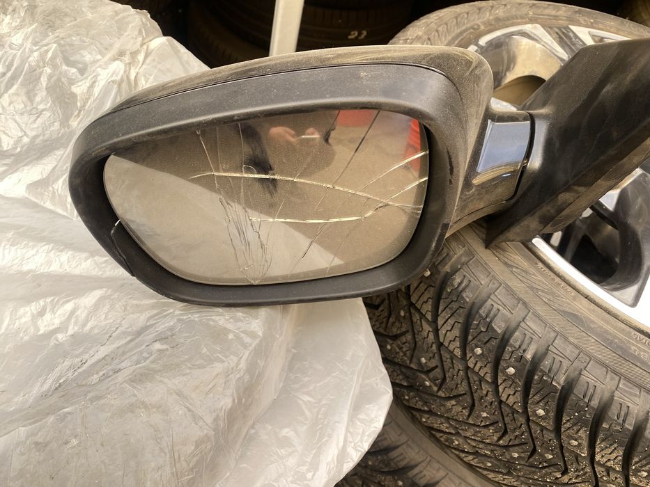 Продам левое боковое зеркала