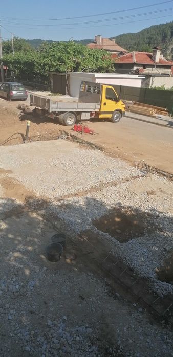 Услуги със багер 3т, самосвал и платформа