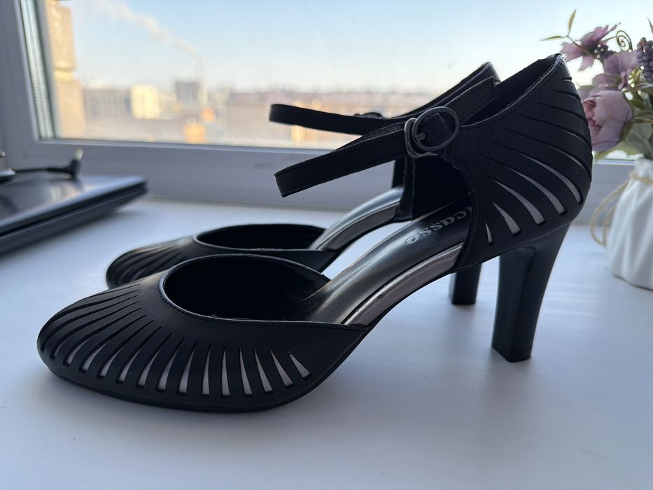 Босоножки кожанные