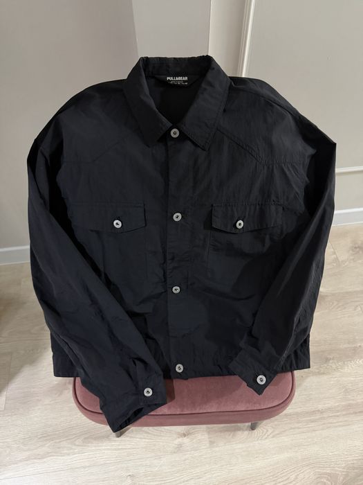 Черная ветровка Pull&Bear