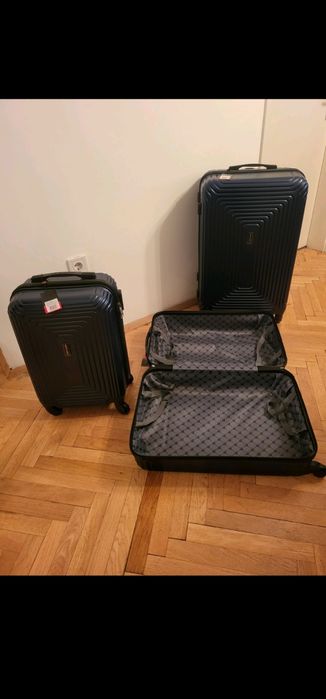КОМПЛЕКТ 3 броя чисто нови куфара Pierre Cardin 
Описание:
Продавам пълен комплект от 3 броя чисто нови куфари на реномираната ма