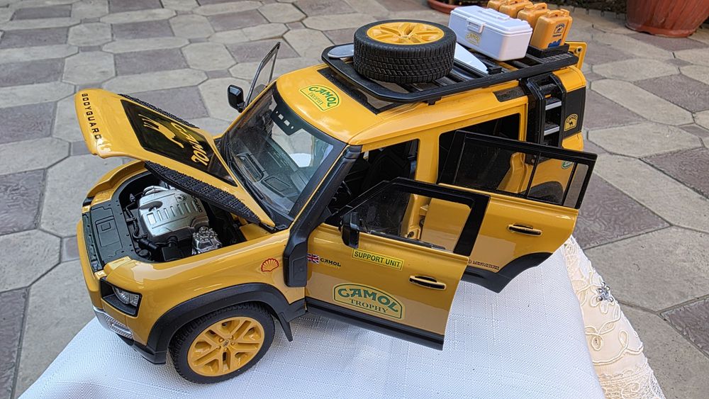 металлическая модель Land Rover Defender в масштабе 1:18
