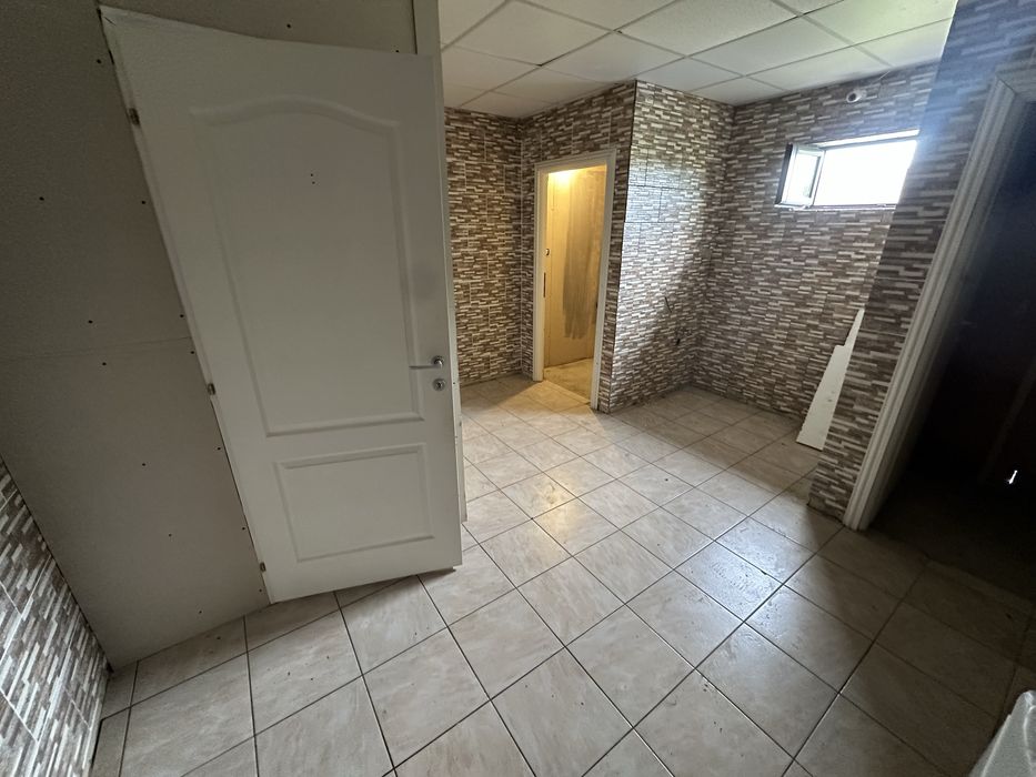 Spatii de inchiriat .