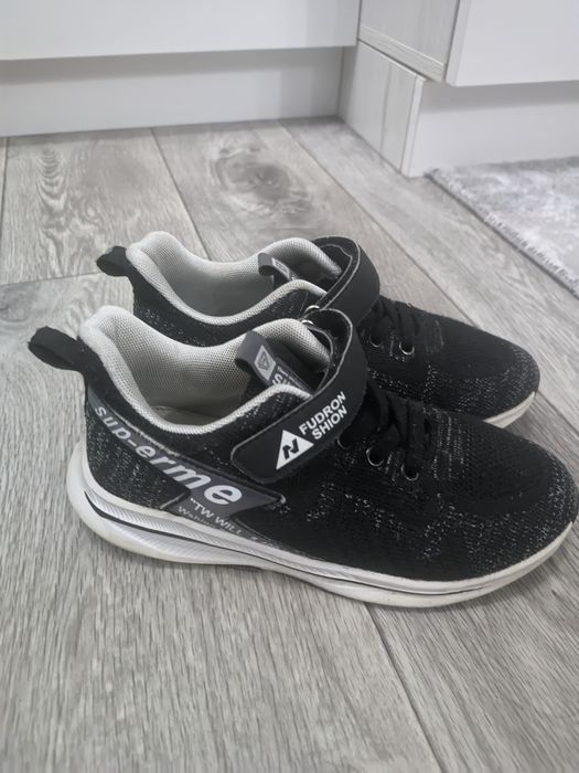 Продам кроссовки на мальчика