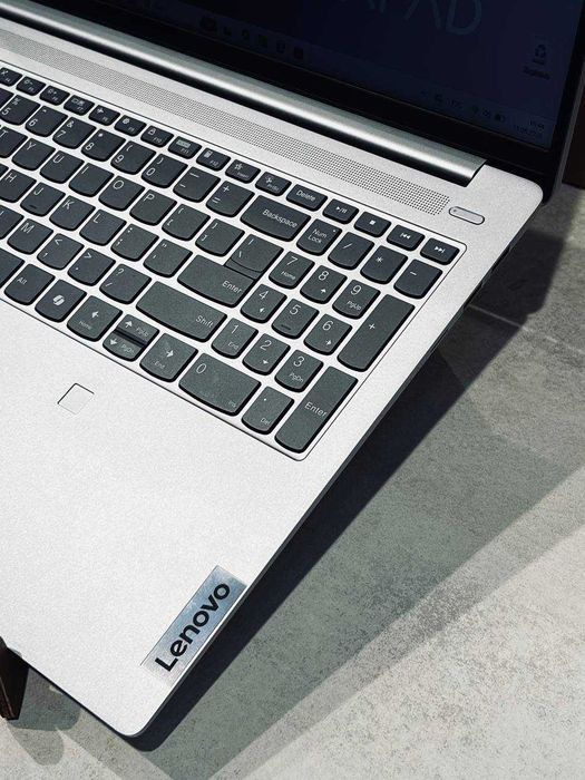 Lenovo Ideapad Core 7 150U 8/512 16'0 WUXGA Ips