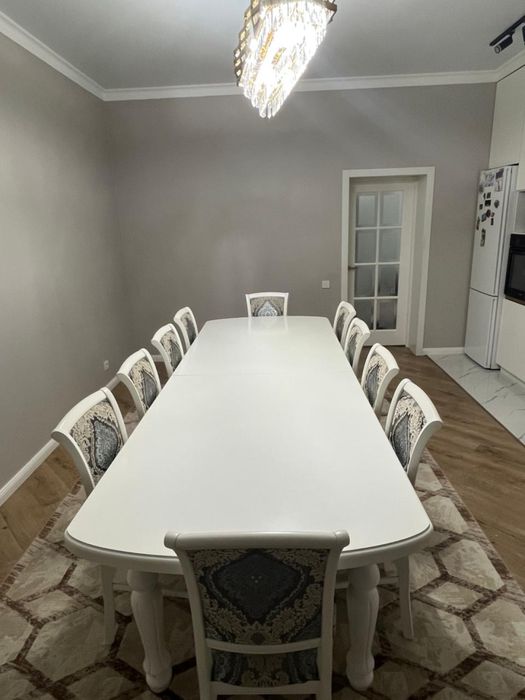 Продам гостинный стол со стульями