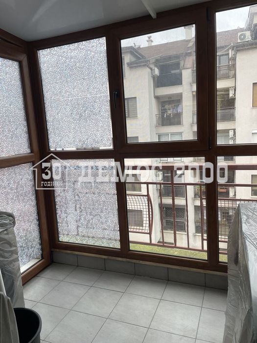 Напълно обзаведен тристаен апартамент с ПАРКОМЯСТО в района на ОКРБ