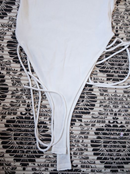 Body alb maneca scurta reiat calitativ cu snur lateral