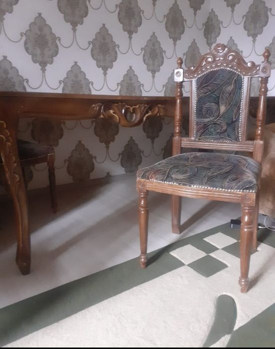 Стол и  стулья..