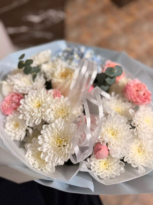 Букет из белых хризантем, розы, розовых кустовых роз и эвкалипта.