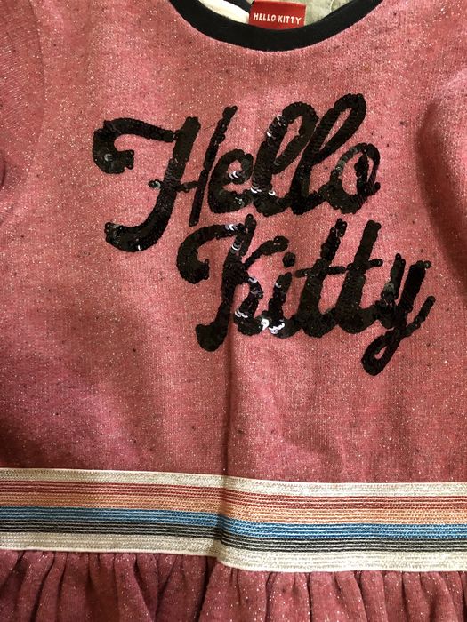 Продаются платья.