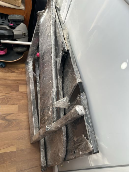 Продавам компютърно бюро и стол