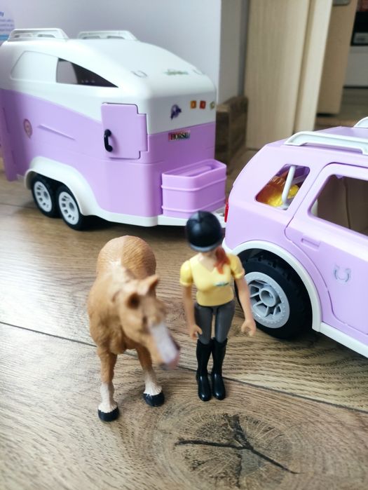 Джип с ремарке за ферма