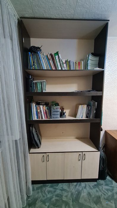 Шкаф  с  полками