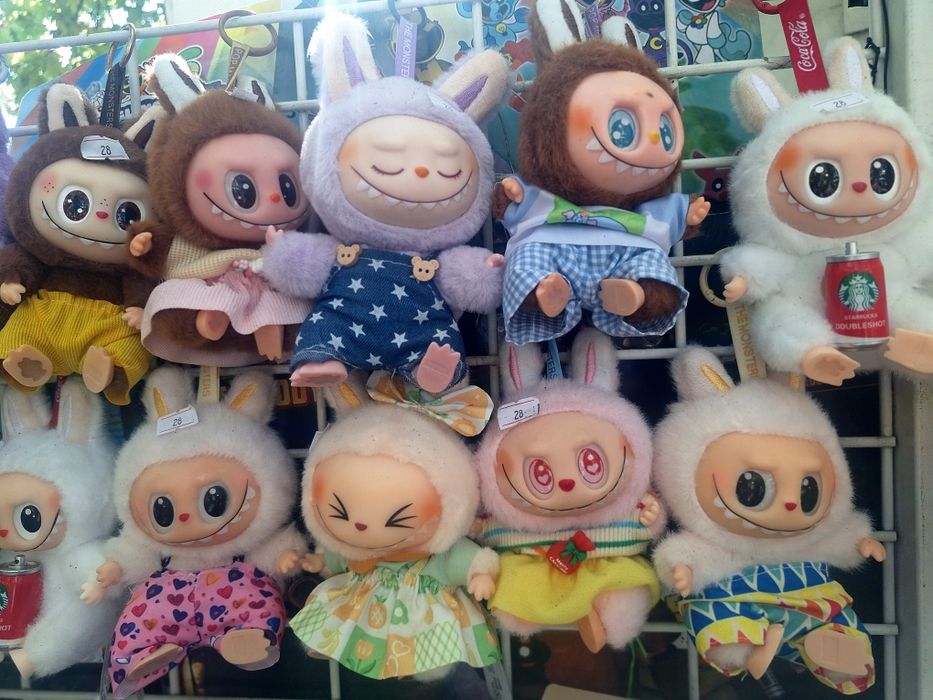 Лабубу на Pop Mart със дрехи по избор - обличат и събличат