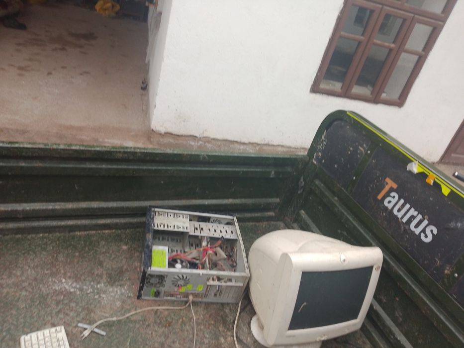 Eski kompyuter va sichqoncha klaviatura kamera