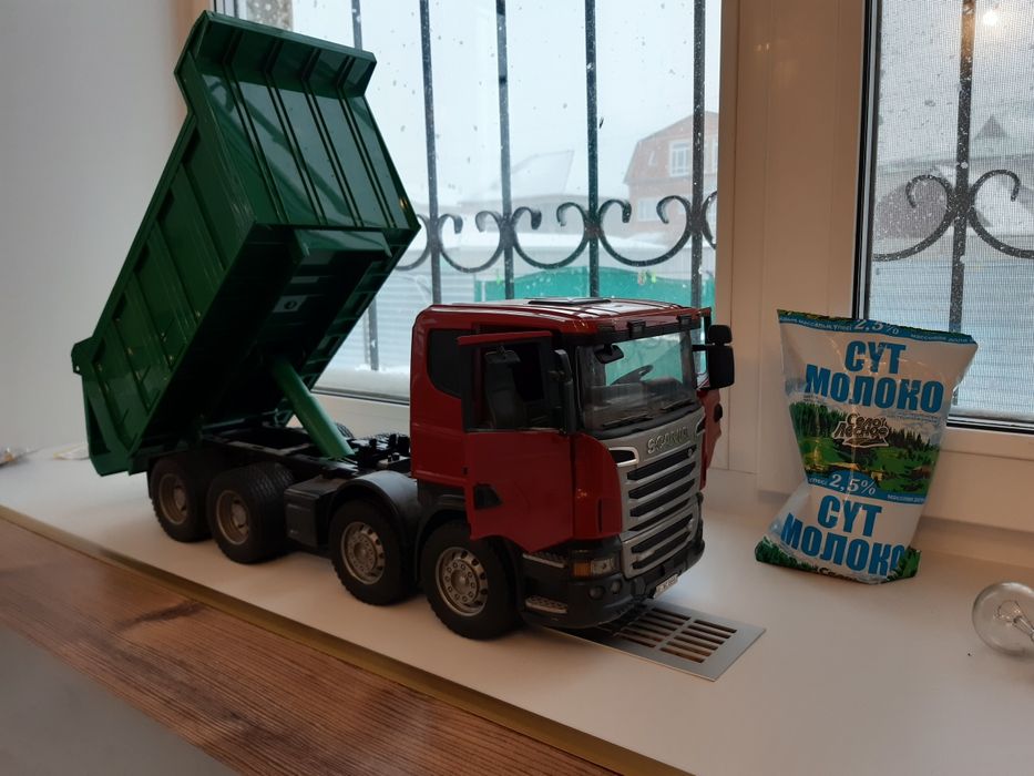 Модель машинка 1:16