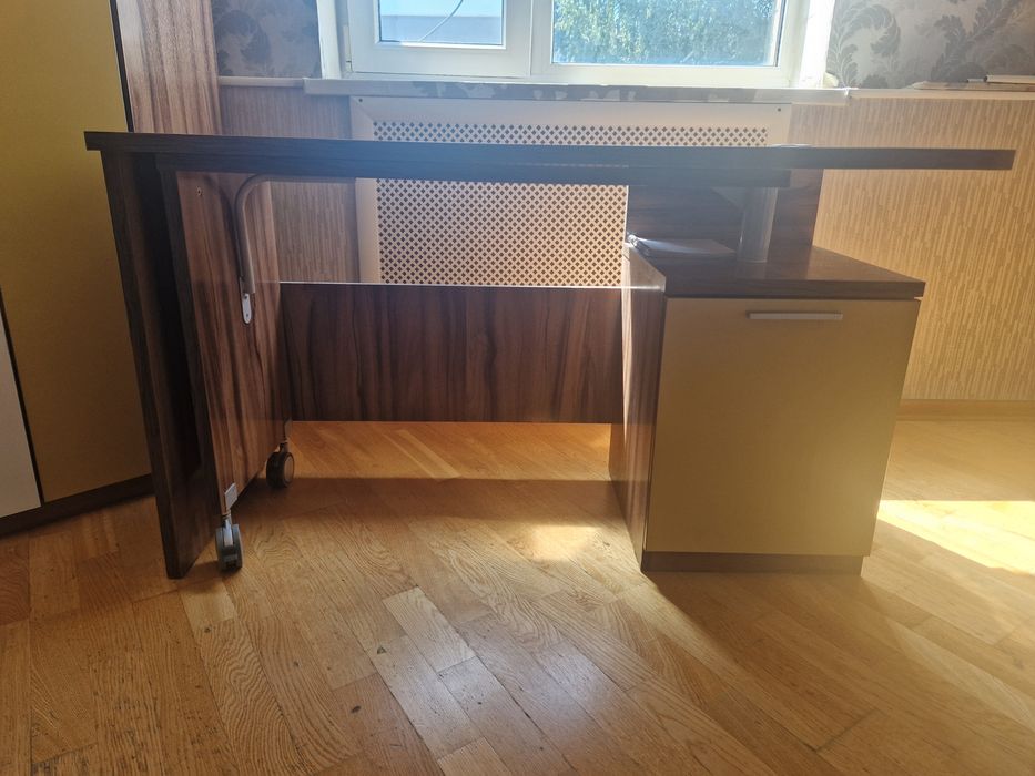 Продам угловой шкаф и парту