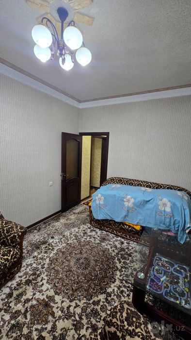 м.Ойбек. Сдаётся 3 (4)х комнатная квартира в центре. Собственник.