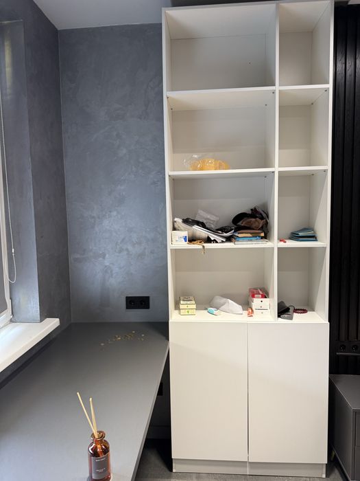 Серый стол и шкаф белый