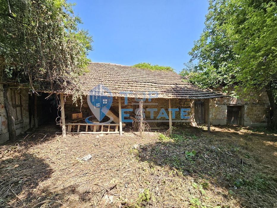 Автентична двуетажна къща с голям двор в село Мусина