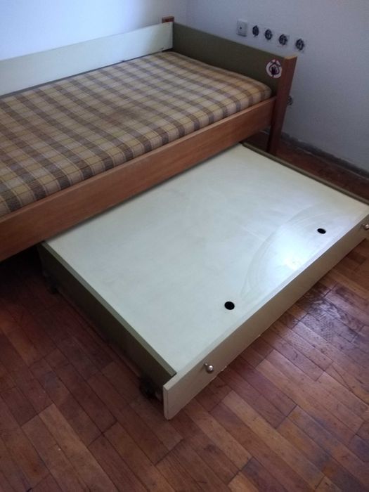 Продавам две  легла с матраците  дълж 200см, шир 85см. Обща цена 220лв