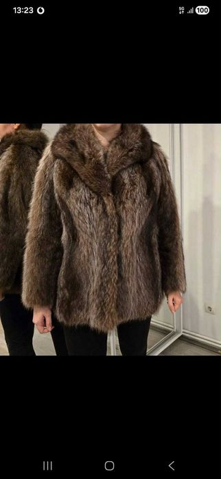 Blana naturala  (nu știu exact de la ce animal e) dar este superba