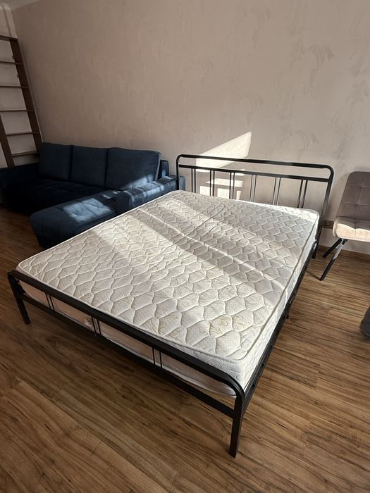 Кровать двуспальная с матрасом