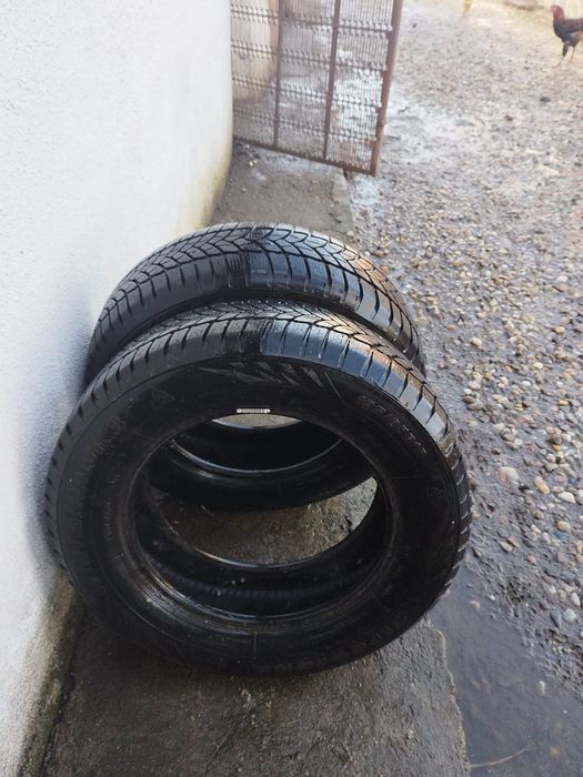 Vand 2 cauciucuri de 195/65 R 15 de iarna